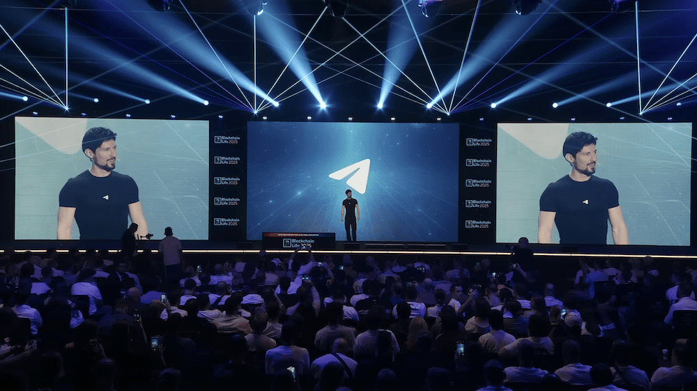 دوروف کوکون را در کنفرانس Blockchain Life 2025 در دبی معرفی می‌کند