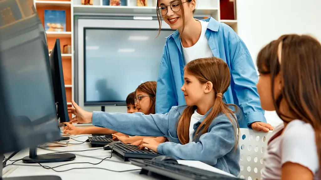 چگونه همزمان با سرمایهگذاری، سواد مالی کودک را افزایش دهیم؟